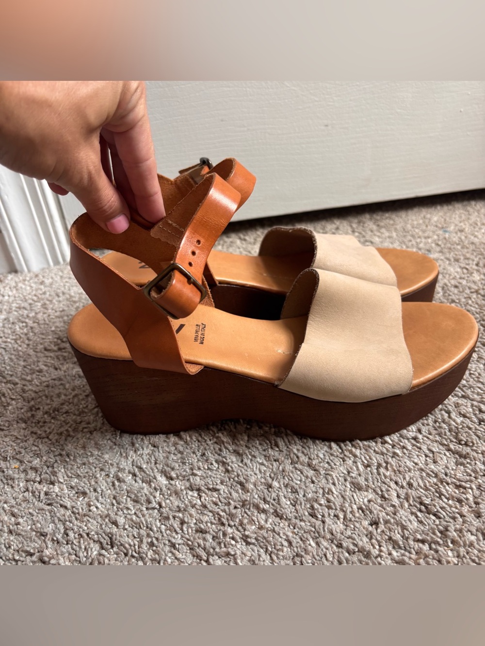 220V Italian Leather Beige Nubuck Wood Wedge Sandals Size 41
Beautiful 220V